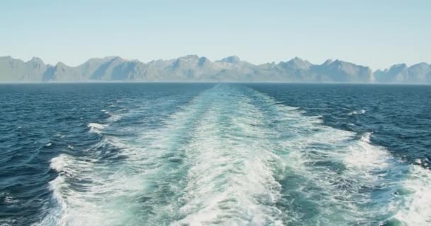 Zpomalený Pohled Ocas Velkou Výletní Lodí Moři Krásné Hory Pozadí — Stock video