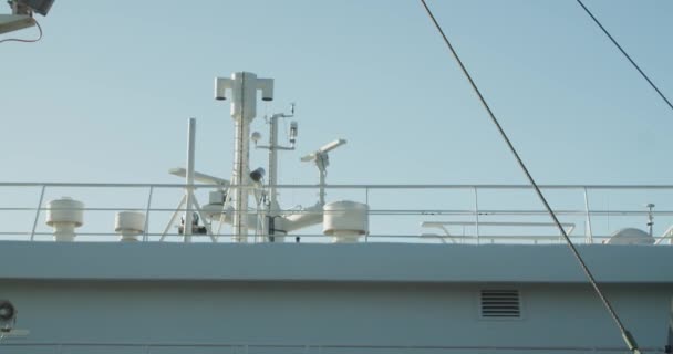 Communicatiemast Van Een Cruiseschip Ronddraaiende Radioantennes Scheepsbrug Tijdens Zonnige Dag — Stockvideo