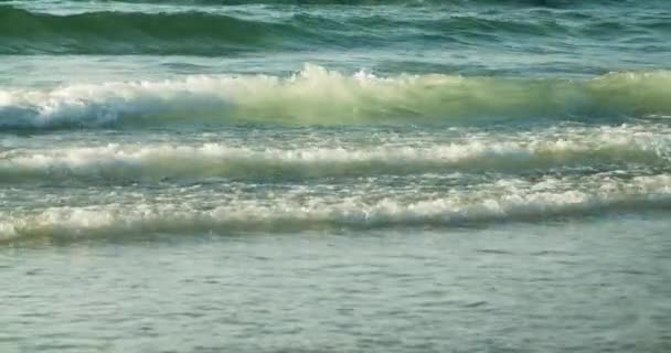 Dalgalar Deniz Kıyısına Yaklaşıyor Turkuaz Okyanus Kumsala Ulaşan Dalgaların Rahatlatıcı — Stok video