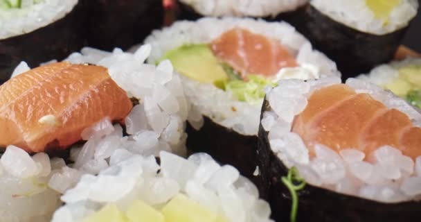 Vista Cerca Extrema Los Tipos Variedad Sushi Con Salmón Aguacate — Vídeo de stock