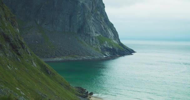 曇りの日にロフトテン諸島のKvalvikaビーチの景色 緑の丘の上からのテレズーム静止画 — ストック動画