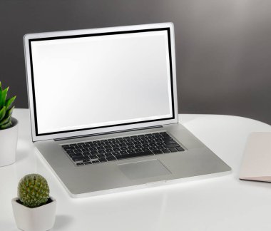 Bilgisayar bilgisayarı ev ofisteki modern, temiz masa üzerinde