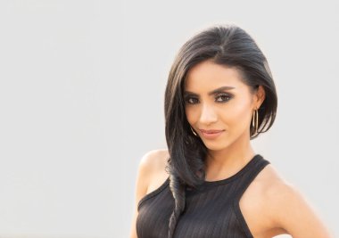 Güzel bir kadın yüzü ve uzun siyah saçları var.