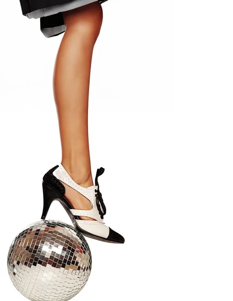 Pieds Dansants Chaussures Sur Une Balle Disco Isolées Sur Fond — Photo