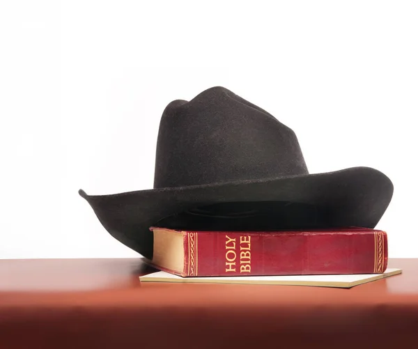 Bíblia Mesa Com Chapéu — Fotografia de Stock