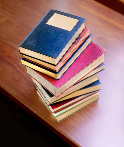 Kütüphane Masasında Bir Yığın Eski Kitap — Stok fotoğraf