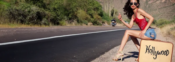 Женщина Американской Дороге Путешествующая Автостопом Образ Стиля Поп Моды — стоковое фото