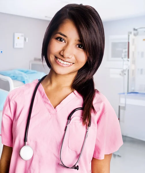 Klinikteki Gülümseyen Sağlık Uzmanı Öğrenci Hemşiresi — Stok fotoğraf