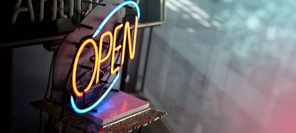 Kleine Lokale Winkel Met Neon Open Teken Venster — Stockfoto