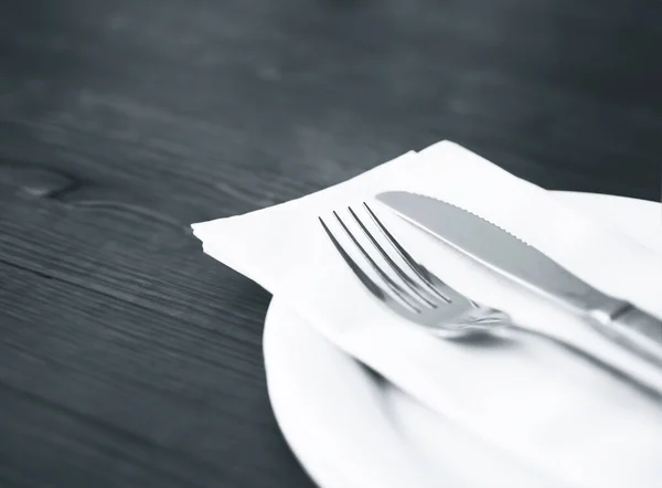 叉子和刀叉在有餐巾纸面积的盘子上 用于复制空间 — 图库照片