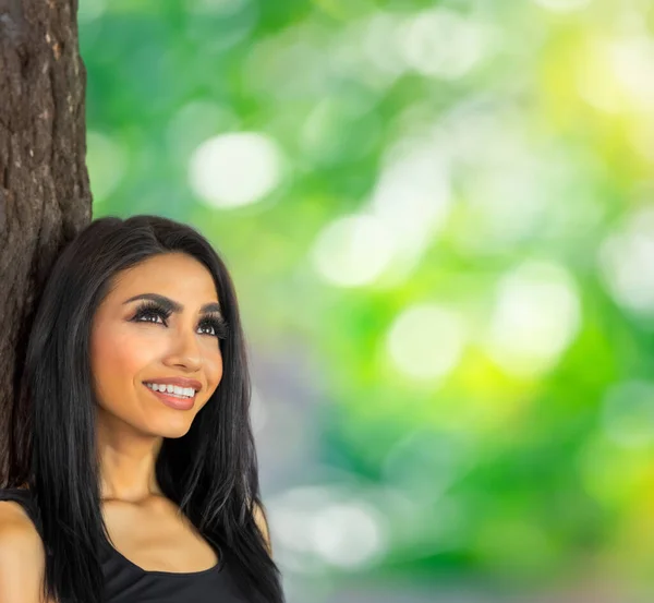Sorrindo Mulher Atraente Apreciando Natureza Dia Ensolarado Quente — Fotografia de Stock