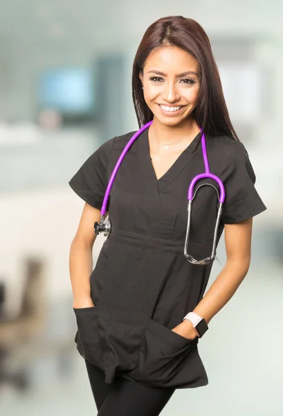 Enfermeira Estudante Sorrindo Vestindo Scrubs Imagem De Stock