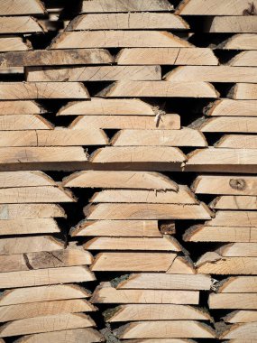 Kereste atölyesinde yığınla tahta var.