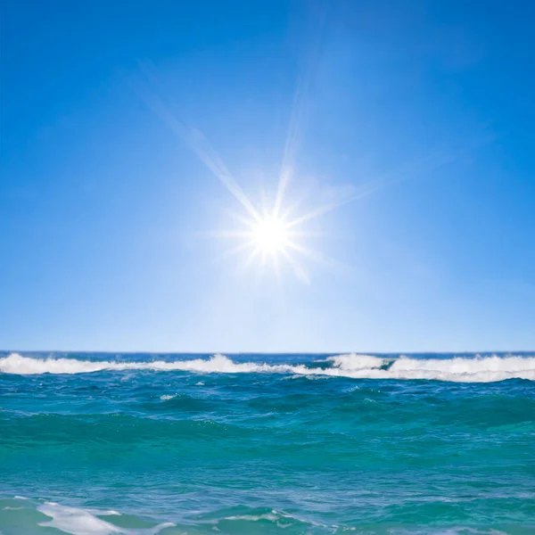 Szmaragdowa Zatoka Morska Gorący Słoneczny Dzień — Zdjęcie stockowe