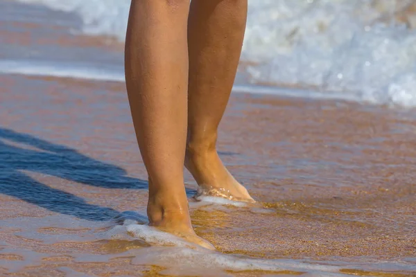 Ноги Крупным Планом Песчаном Пляже Летняя Сцена Отдыха Море — стоковое фото