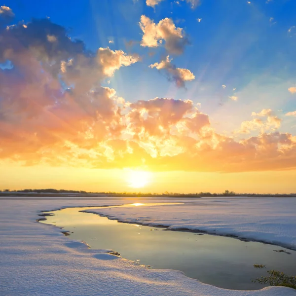 Zugefrorener Schneegebundener See Bei Sonnenuntergang — Stockfoto