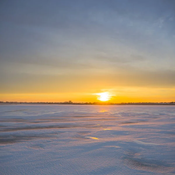 Gün Batımında Donmuş Karlı Göl — Stok fotoğraf