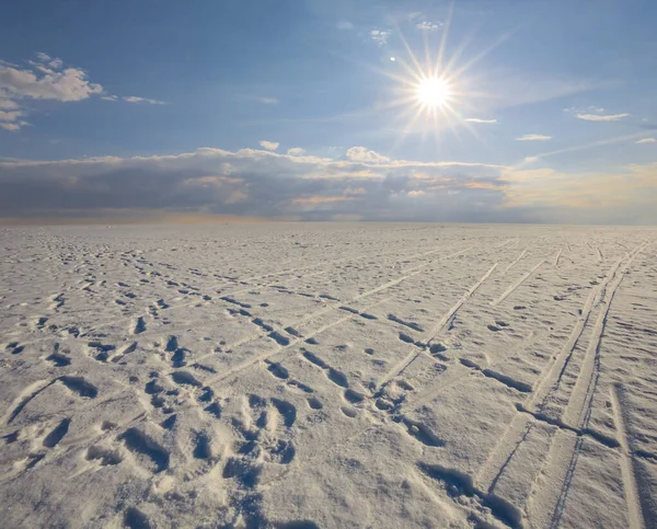 Snöbunden Slätt Med Mänskliga Spår Vintern Solig Dag — Stockfoto