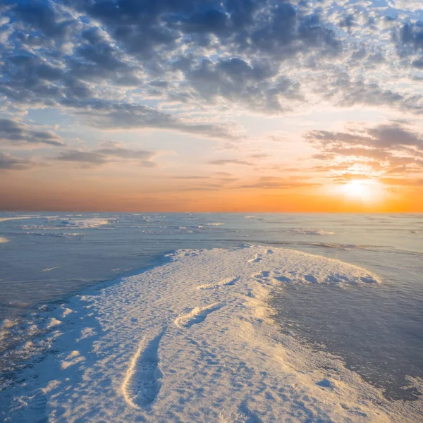 Karda Donmuş Göl Akşam Güneşi Işığında Buz Kış Günbatımı Arka — Stok fotoğraf
