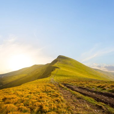 Akşam güneşinin ışığında dağ vadisi, doğal dağ vadisi günbatımı sahnesi