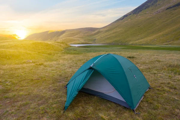 Gün Batımında Dağda Yeşil Turistik Çadır Akşam Dağ Seyahati Sahnesi — Stok fotoğraf