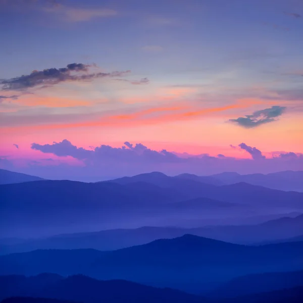 Dağ Silueti Yoğun Sis Gün Batımında Bulutlar — Stok fotoğraf
