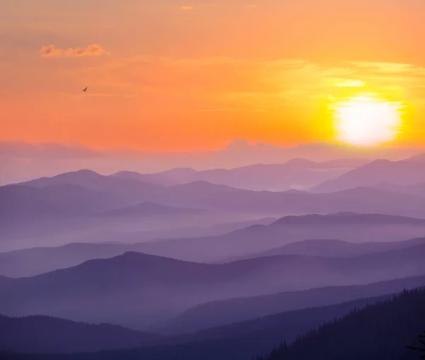 Silhouette Chaîne Montagne Dans Brume Dense Les Nuages Coucher Soleil — Photo