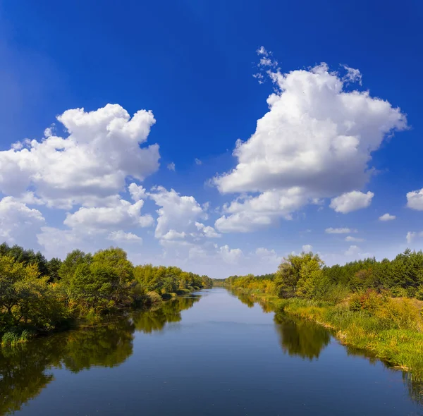蓝色多云的天空下安静的灌溉渠道 — 图库照片