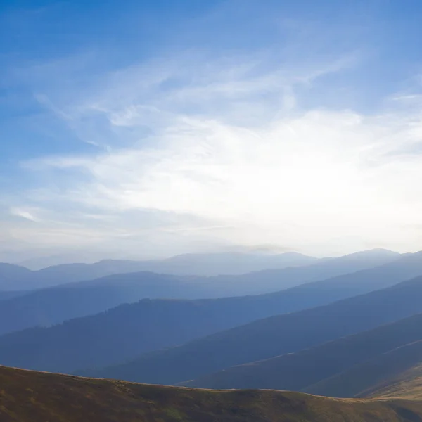Bergketen Silhouet Blauwe Mist Bij Zonsondergang Vroege Ochtend Bergreis Scene — Stockfoto