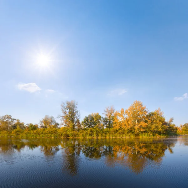 Ruhiger Kleiner Fluss Mit Wald Der Küste Einem Sonnigen Herbsttag — Stockfoto