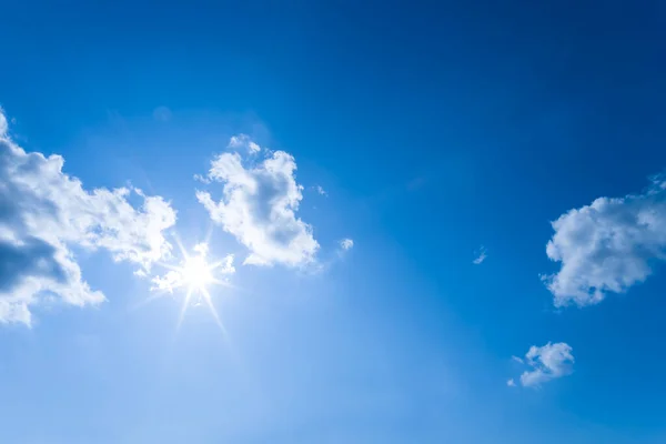 Fonkelende Zon Blauwe Bewolkte Hemel Natuurlijke Lucht Achtergrond — Stockfoto