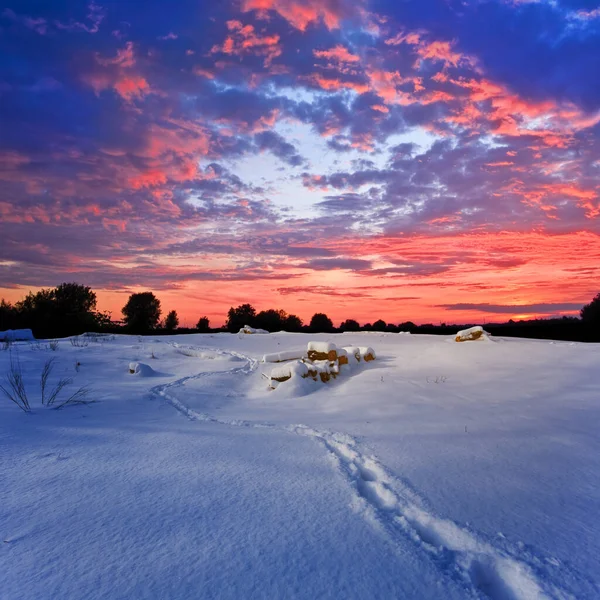 Verschneite Ebene Beim Dramatischen Sonnenuntergang Winterliche Abendszene Freien — Stockfoto