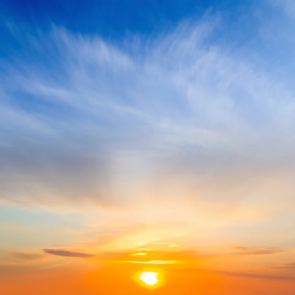 Dramático Atardecer Sobre Fondo Azul Cielo Nublado — Foto de Stock