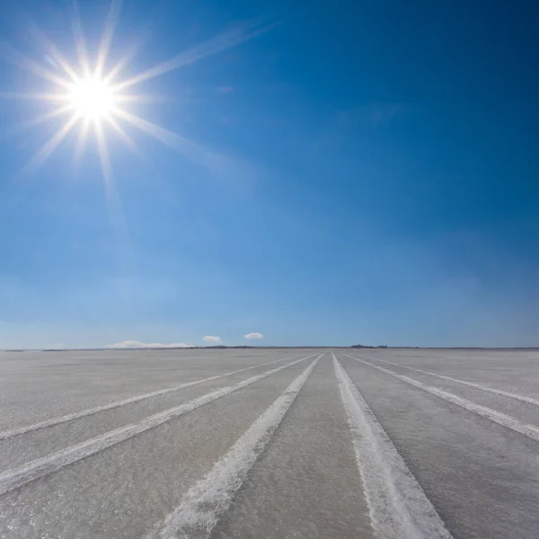 Lago Congelado Con Pista Vehículo Bajo Sol Brillante —  Fotos de Stock