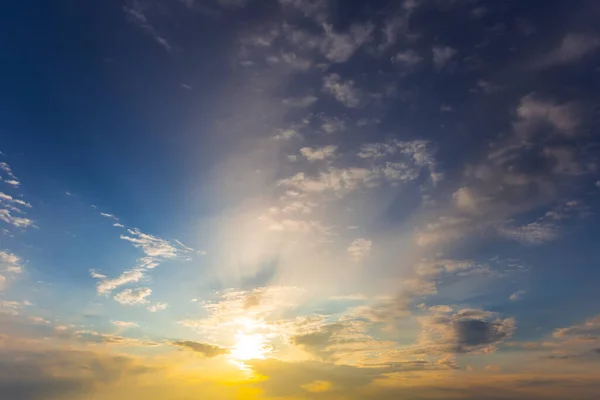 Dramático Pôr Sol Azul Céu Nublado Fundo — Fotografia de Stock