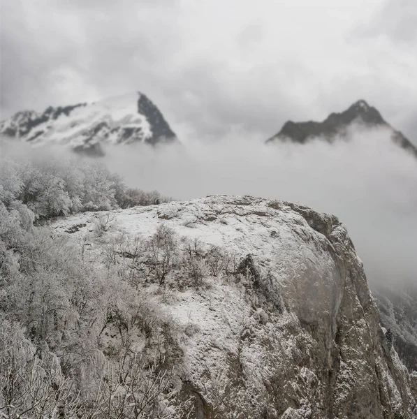 Winter Schneegebundene Bergkette Dichtem Nebel Und Wolken — Stockfoto