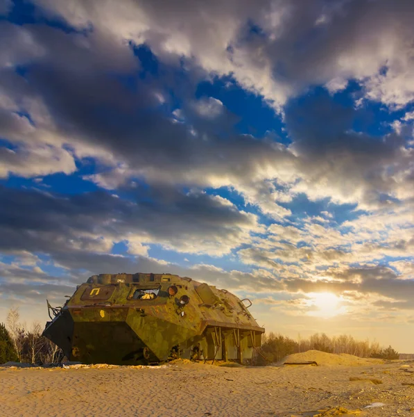 Nahaufnahme Beschädigter Panzerträger Sandwüste Bei Sonnenuntergang — Stockfoto