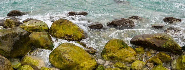 Steinhaufen Der Smaragdgrünen Meeresküste — Stockfoto