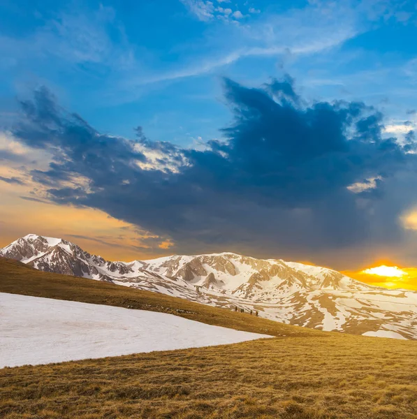 Schneebedeckter Bergrücken Beim Dramatischen Sonnenuntergang — Stockfoto