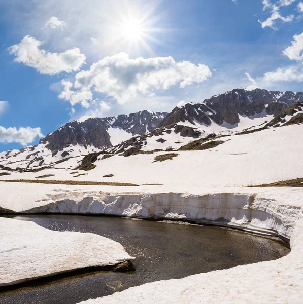 Маленька Річка Тече Через Снігову Гірську Долину Сонячний День — стокове фото