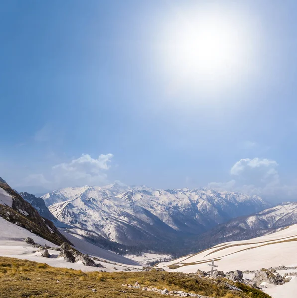 Сніговий Гірський Перевал Сонячний День Під Іскровим Сонцем — стокове фото