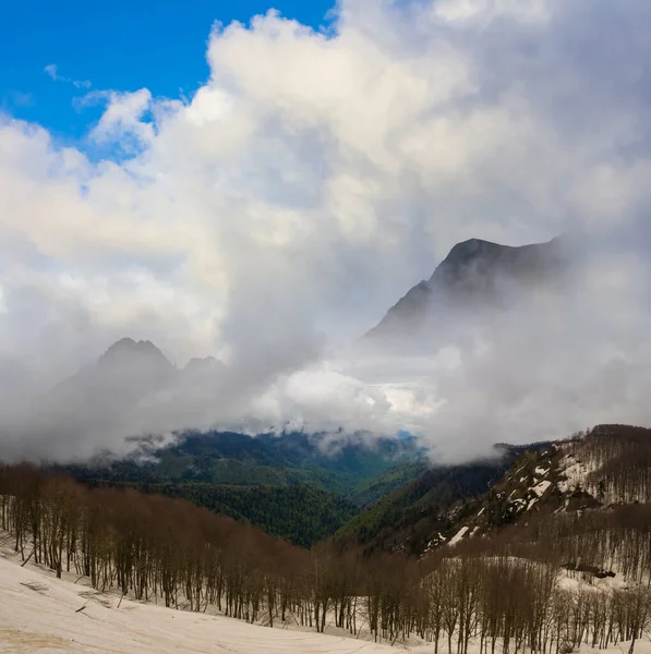 Valle Montaña Nevado Densa Niebla Nubes — Foto de Stock
