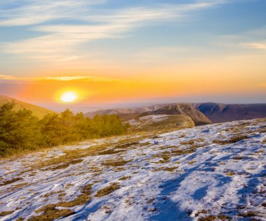 Gün batımında kar altında dağ yaylası