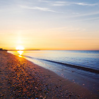 Yazın deniz kıyısında gün doğumunda, yazın erken saatlerinde deniz tatili sahnesinde