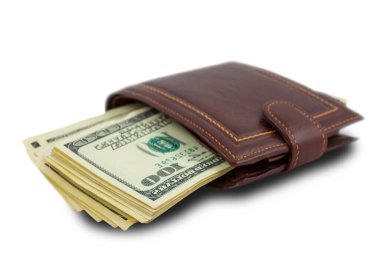 Beyaz arka planda izole edilmiş kağıt dolar dolu deri çanta.