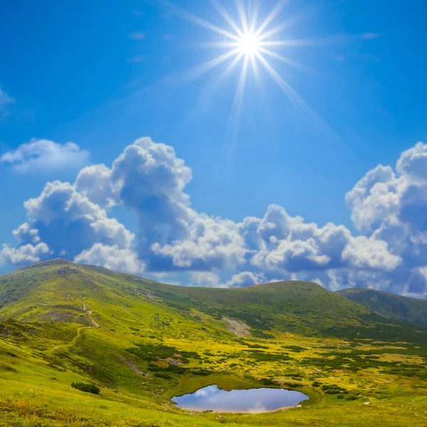 Small Lake Green Mountain Bowl Summer Sunny Day Natural Seasonal — Stockfoto