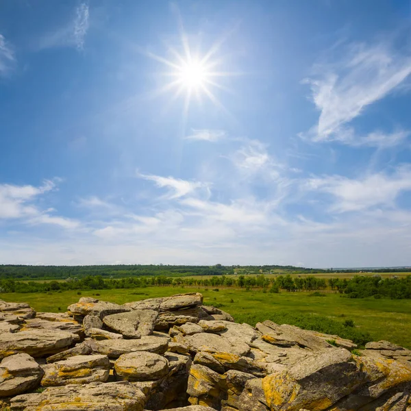 Een Hoop Enorme Stenen Onder Een Fonkelende Zon — Stockfoto