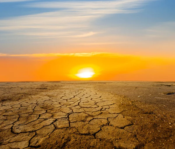 Ξηρό Ραγισμένο Χώμα Στο Δραματικό Ηλιοβασίλεμα — Φωτογραφία Αρχείου