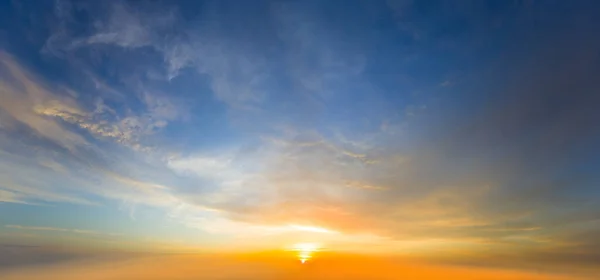 蔚蓝多云的天空和低矮的晚霞 美丽的夕阳背景 — 图库照片