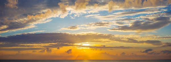 蔚蓝多云的天空和低矮的晚霞 美丽的夕阳背景 — 图库照片